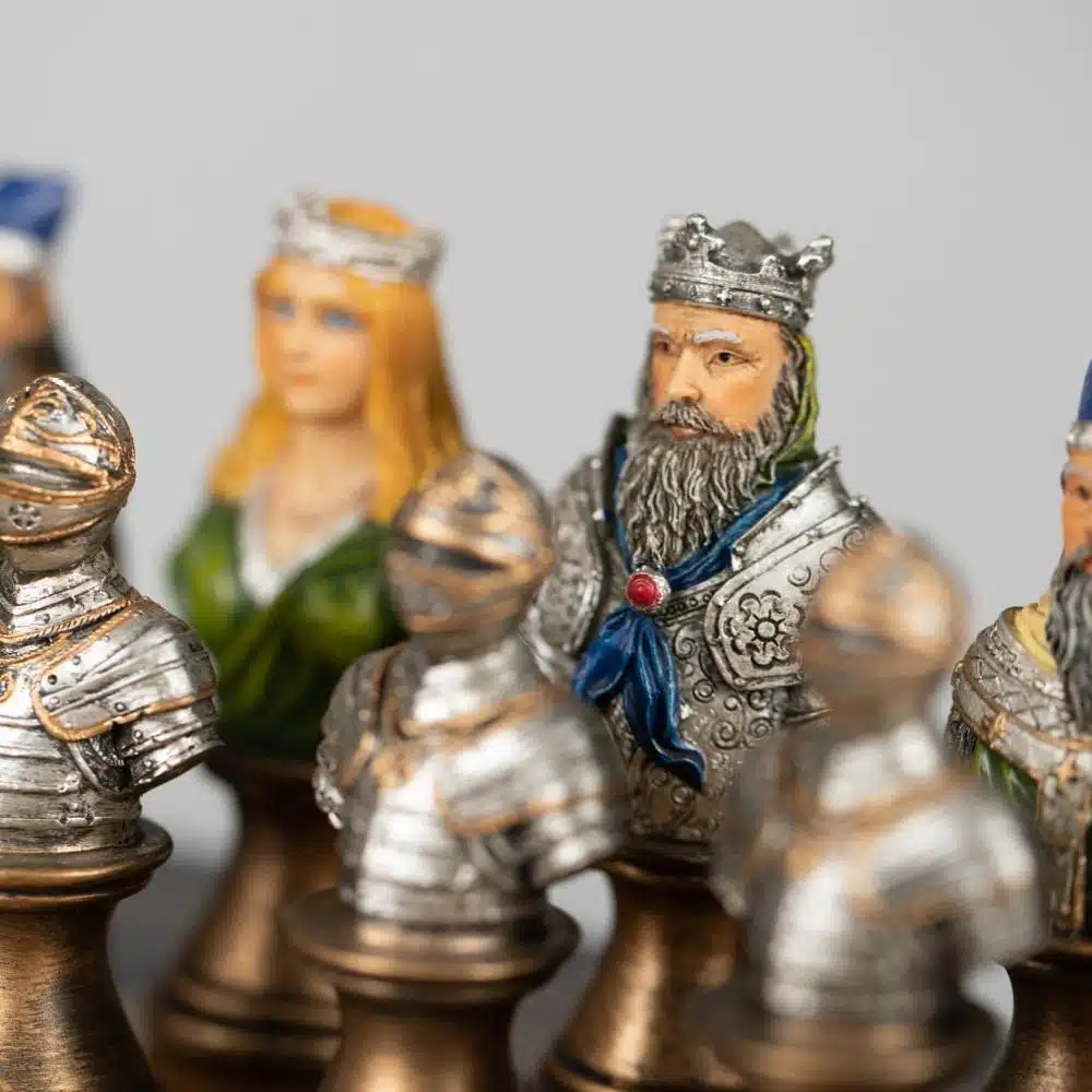 Conjunto Busto Medieval II Tabuleiro Preto e Dourado em Couro Sintético e Jogo de Xadrez em Resina Pintado à Mão - Image 3