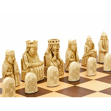 Peças de xadrez Ilha de Lewis brancas em resina, detalhe dos rostos esculpidos