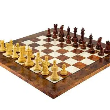 Conjunto Madrid II Tabuleiro de Xadrez em Madeira de Olmo e Urze Lacada & Jogo de Xadrez em Madeira de Sândalo Vermelho