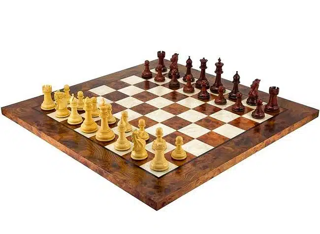 Conjunto Madrid II Tabuleiro de Xadrez em Madeira de Olmo e Urze Lacada & Jogo de Xadrez em Madeira de Sândalo Vermelho