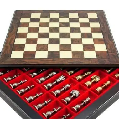 Alternative view of Conjunto Oriental Tabuleiro de Xadrez em Nogueira e Ácer com Compartimento de Arrumação & Jogo de Xadrez em Latão