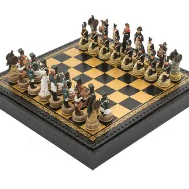 Conjunto Napoleão Campanha da Rússia Jogo de Xadrez em Resina e Tabuleiro em Couro Sintético Preto