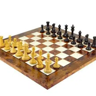Conjunto Elite Tabuleiro de Xadrez em Madeira de Olmo e Urze Lacada & Jogo de Xadrez em Madeira de Ébano