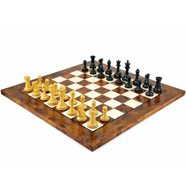 Jogo de xadrez completo disposto para uma partida no tabuleiro de olmo e urze