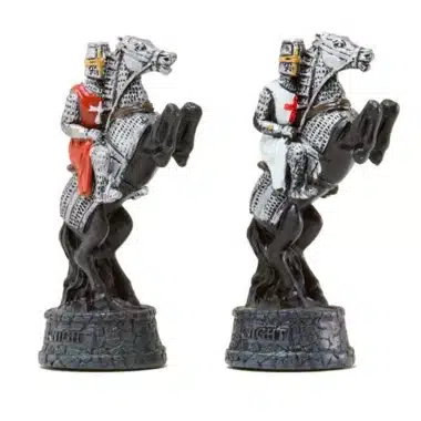 Cavaliers Templiers à cheval, détail des figurines rouge et blanche