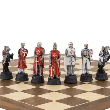 Pièces d'échecs Templiers disposées sur un échiquier en bois