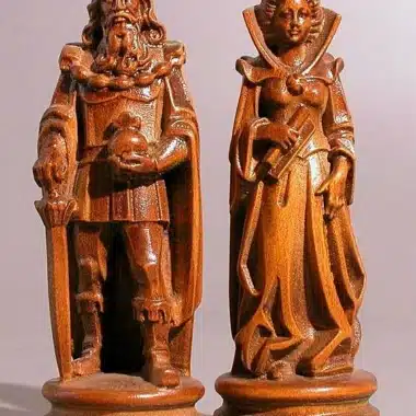 Jeu d'Echecs "Bergame Bouclier Côté Bruni et Poli à la Cire" en Bois des Alpes Massif Sculpté Traditionnellement