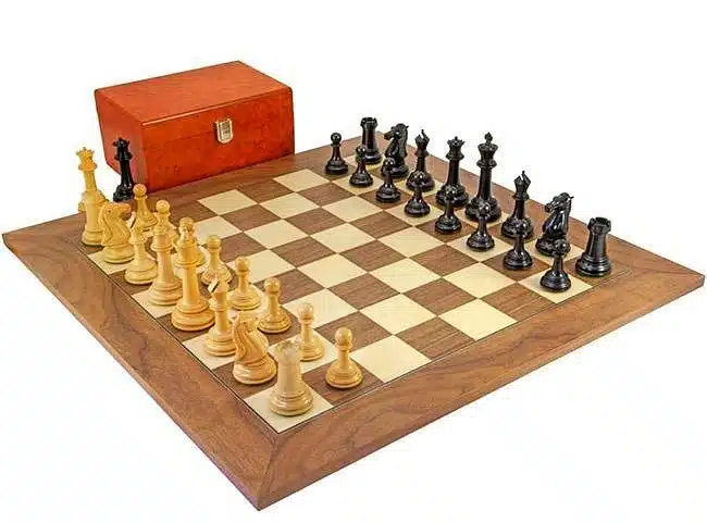 Conjunto Parténon Tabuleiro de Xadrez em Madeira de Nogueira e Ácer, Jogo de Xadrez em Madeira de Ébano e Buxo & Caixa de Arrumação