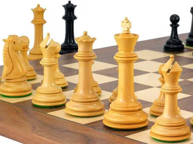 Conjunto Parténon Tabuleiro de Xadrez em Madeira de Nogueira e Ácer, Jogo de Xadrez em Madeira de Ébano e Buxo & Caixa de Arrumação - Image 2