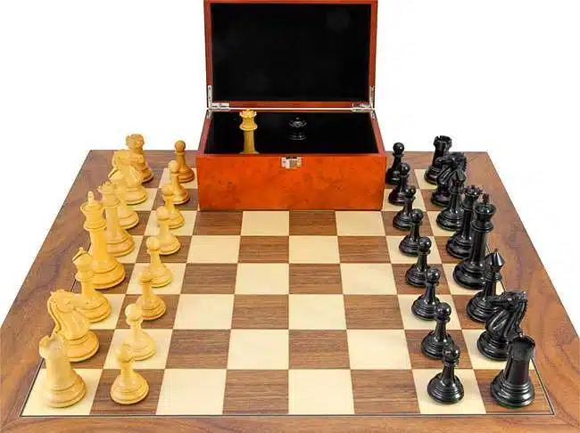 Conjunto Parténon Tabuleiro de Xadrez em Madeira de Nogueira e Ácer, Jogo de Xadrez em Madeira de Ébano e Buxo & Caixa de Arrumação - Image 4