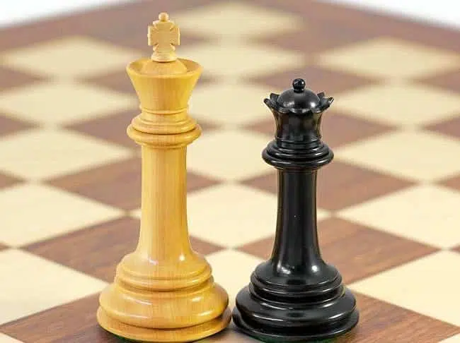 Conjunto Parténon Tabuleiro de Xadrez em Madeira de Nogueira e Ácer, Jogo de Xadrez em Madeira de Ébano e Buxo & Caixa de Arrumação - Image 7