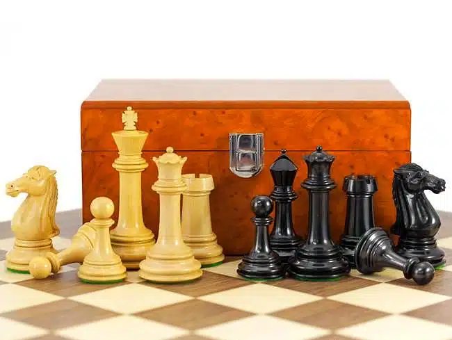 Conjunto Parténon Tabuleiro de Xadrez em Madeira de Nogueira e Ácer, Jogo de Xadrez em Madeira de Ébano e Buxo & Caixa de Arrumação - Image 6