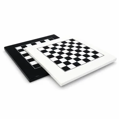 Tabuleiro de xadrez lacado a preto e tabuleiro lacado a branco lado a lado