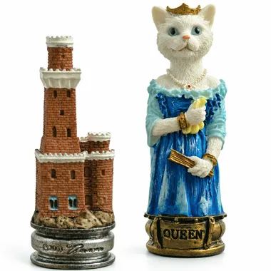 Peças de xadrez gatos, a dama branca coroada junto a uma torre-castelo
