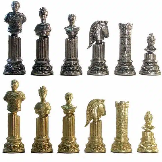 Pièces d'échecs en métal argenté et doré, bustes romains sur colonnes