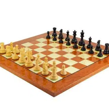 Conjunto Cheltenham Luxo Tabuleiro de Xadrez em Madeira de Olmo e Raiz de Ácer Laqueado & Jogo de Xadrez em Madeira de Ébano
