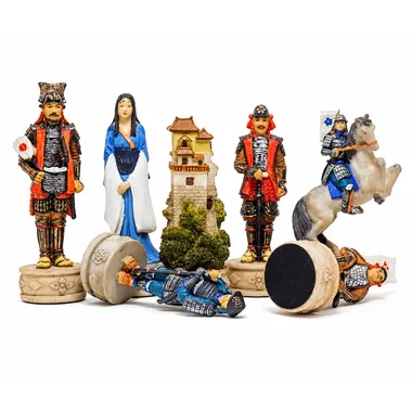 Peças de xadrez samurai com torre e dama, detalhe das figuras pintadas