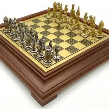 Conjunto Camelot Rei Artur XV - Tabuleiro de Xadrez com Pé em Madeira e Figuras Rei Artur em Metal