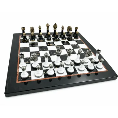 Jogo de xadrez completo em tabuleiro de mármore preto e branco, peças douradas e prateadas