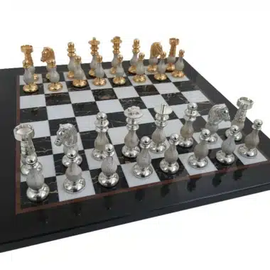 Conjunto Luís XIV Tabuleiro de Xadrez em Mármore Preto e Branco e Peças de Xadrez em Latão Banhado a Ouro e Prata com Madeira Patinada
