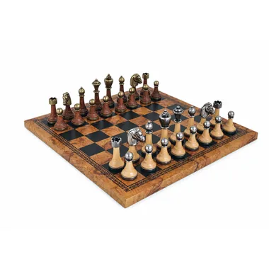Tabuleiro de xadrez em símile de couro castanho com jogo de xadrez Staunton em madeira e metal