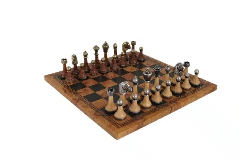 Tabuleiro de Xadrez Castanho em Couro Sintético e Jogo de Xadrez Staunton em Madeira e Metal