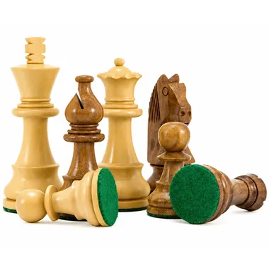 Peças do jogo de xadrez Staunton com dois reis deitados sobre base de feltro verde