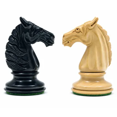Detalhe dos dois cavalos Staunton, em ébano preto e buxo claro