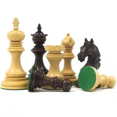 Pièces d'échecs en bois de buis et bois de rose, roi couché montrant la base feutrée