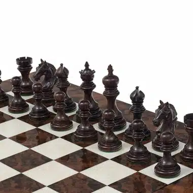 Jeu d'échecs en bois de buis et bois de rose, pièces sombres disposées sur l'échiquier