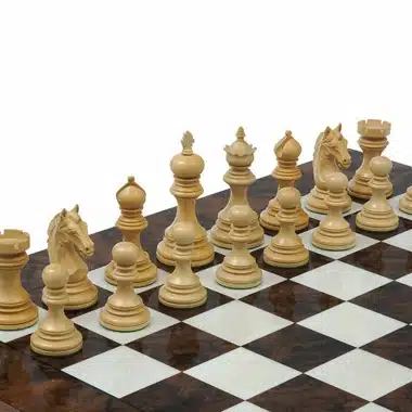 Jeu d'échecs en bois de buis et bois de rose, pièces claires disposées sur l'échiquier