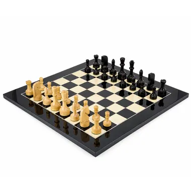 Jogo de xadrez contemporâneo completo em tabuleiro preto e ácer, vista geral