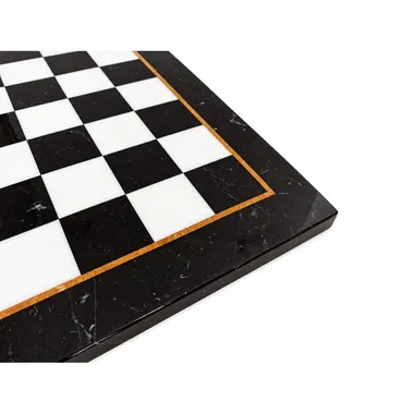 Tabuleiro Louis XIV: detalhe do canto em mármore preto e branco com friso dourado