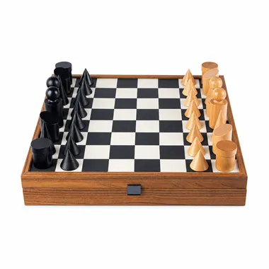 Jogo de xadrez Bauhaus preto e branco, peças geométricas dispostas no tabuleiro