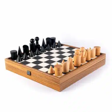 Jogo de Xadrez Bauhaus Preto e Branco em Madeira e Couro Sintético com Arrumação