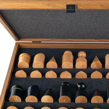 Jogo de Xadrez Bauhaus Preto e Branco em Madeira e Couro Sintético com Arrumação - Image 5