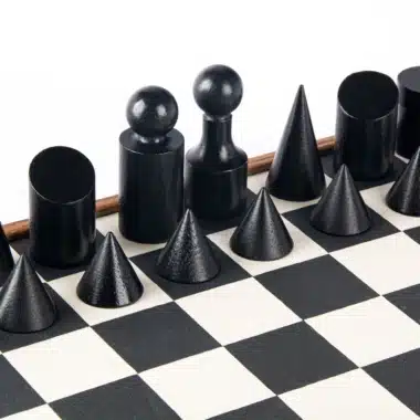 Jogo de Xadrez Bauhaus Preto e Branco em Madeira e Couro Sintético com Arrumação - Image 4