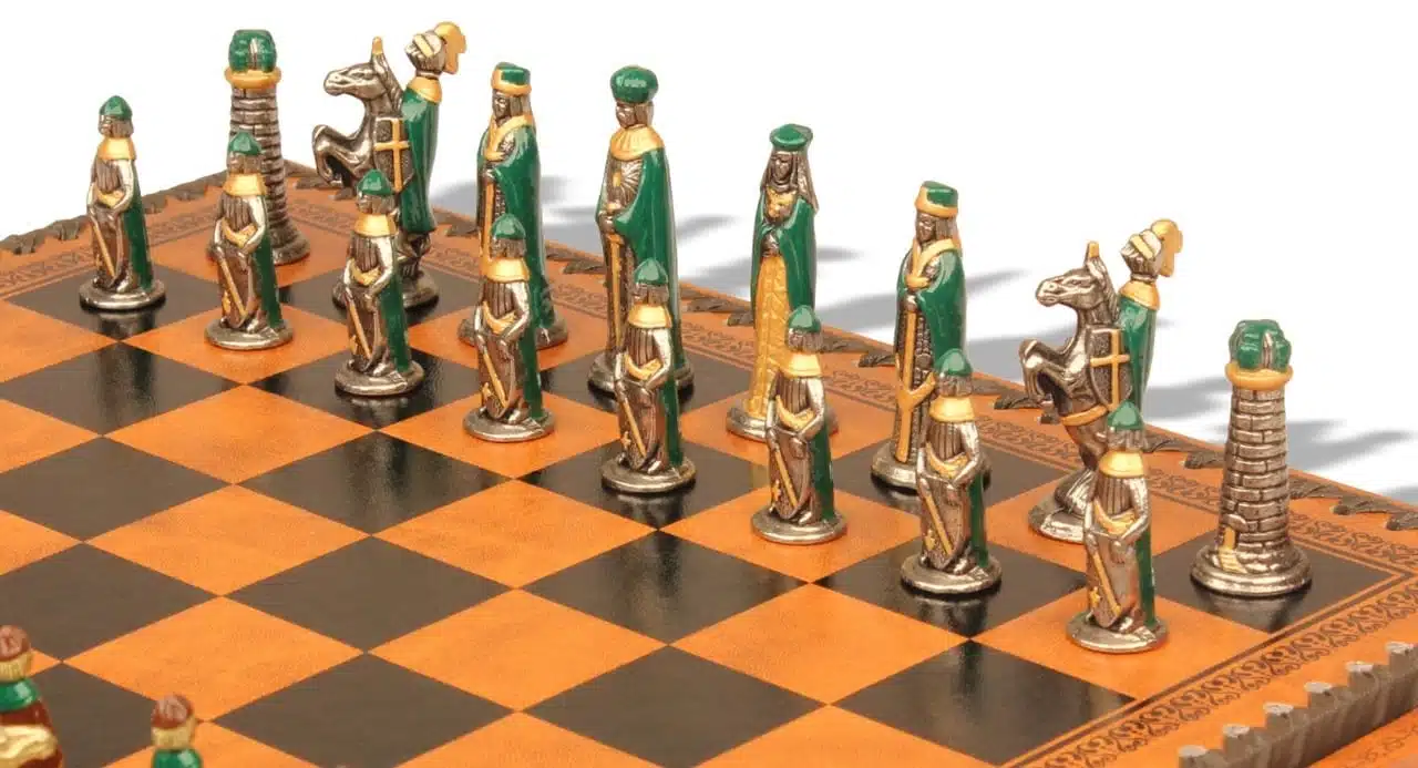 Pequeno jogo de xadrez medieval e tabuleiro com arrumação - Image 6