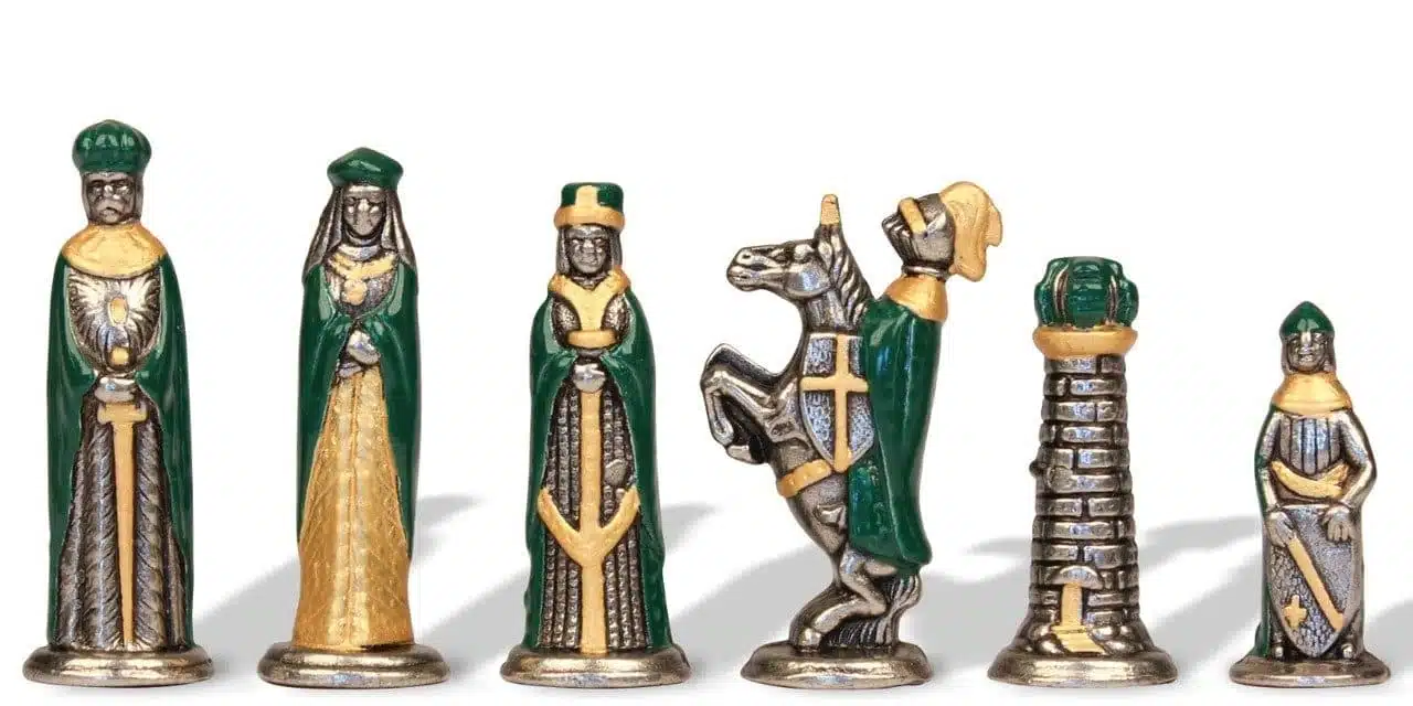 Pequeno jogo de xadrez medieval e tabuleiro com arrumação - Image 9