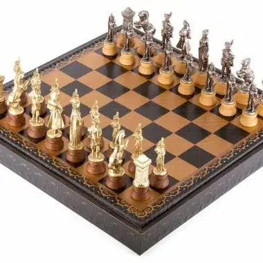 Figuras de Napoleão e Tabuleiro de Xadrez Preto com Arrumação