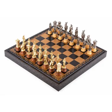 Jogo de xadrez completo Napoleão: peças douradas e prateadas em tabuleiro preto e dourado