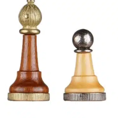 Dama e peão em madeira e metal, detalhe comparativo das duas peças
