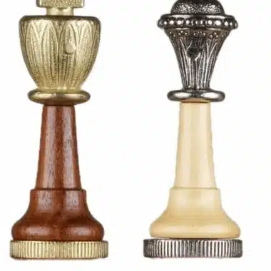 Reis em madeira e metal dourado e prateado, detalhe dos topos gravados