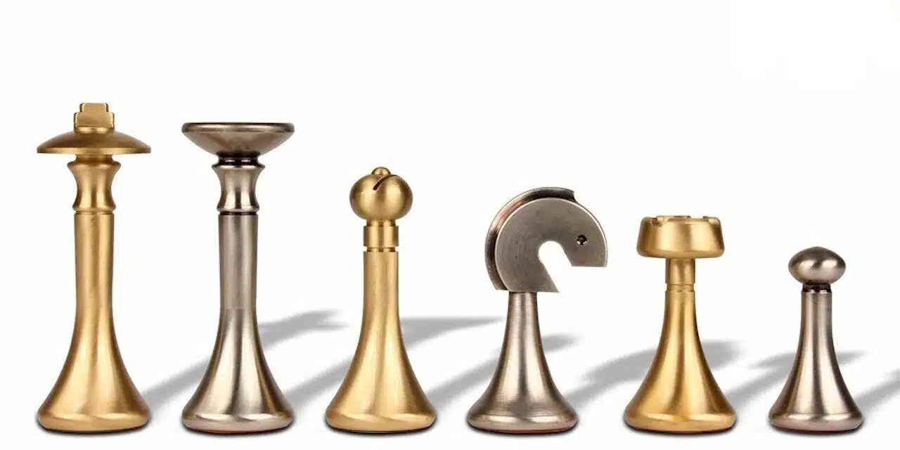 Jogo de Xadrez Contemporâneo - Tabuleiro de Xadrez e Gamão com Arrumação em Pele Sintética & Peças em Latão - Image 8