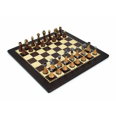 Jogo de xadrez Staunton em madeira e metal sobre tabuleiro de madeira escura, vista geral