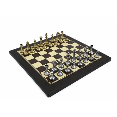 Jogo de xadrez pequeno em metal dourado e prateado sobre tabuleiro de madeira escura