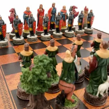 Peças de xadrez Robin dos Bosques detalhadas frente a frente no tabuleiro em pele sintética