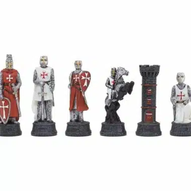 Pièces d'échecs Croisades alignées, roi, dame, fous, cavalier et tour détaillés