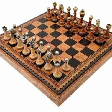 Jogo de xadrez clássico com tabuleiro em pele sintética e peças de metal e madeira