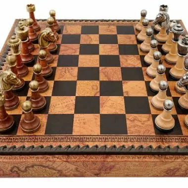 Tabuleiro de xadrez com padrão de mapa-múndi e peças em metal dourado e prateado